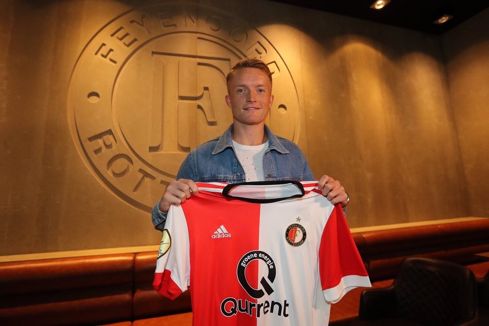 Sam Larsson, posando con la camiseta del Feyenoord. Feyenoord
