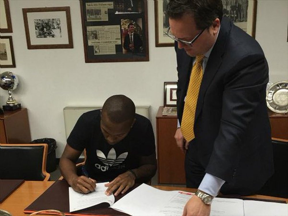 Samir de Souza, en el momento de firmar por el Udinese italiano. Twitter