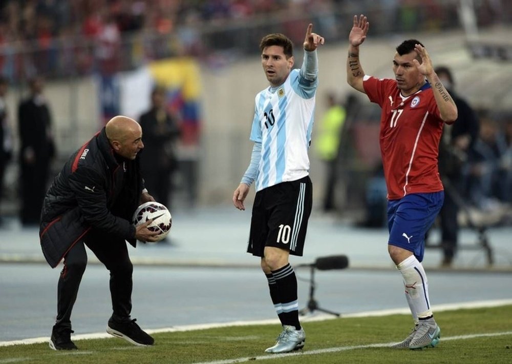 Sampaoli, rendido a Messi. AFP