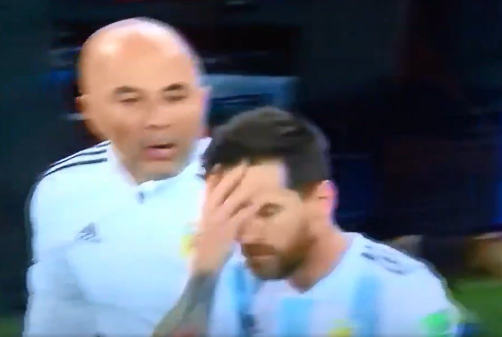Sampaoli asks Messi. Screenshot