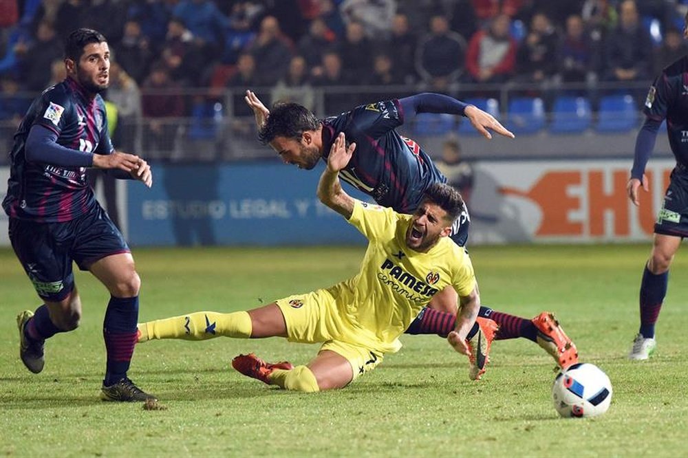 Samu García, del Villarreal, cae tras la falta de un rival del Huesca. Twitter