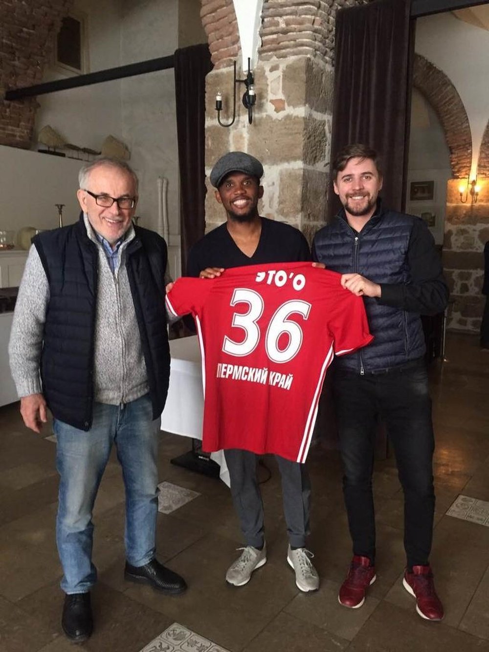 Samuel Eto'o posing with the Perm Amkar shirt. Instagram