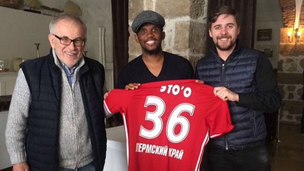 Samuel Eto'o holding the Perm shirt. Instagram