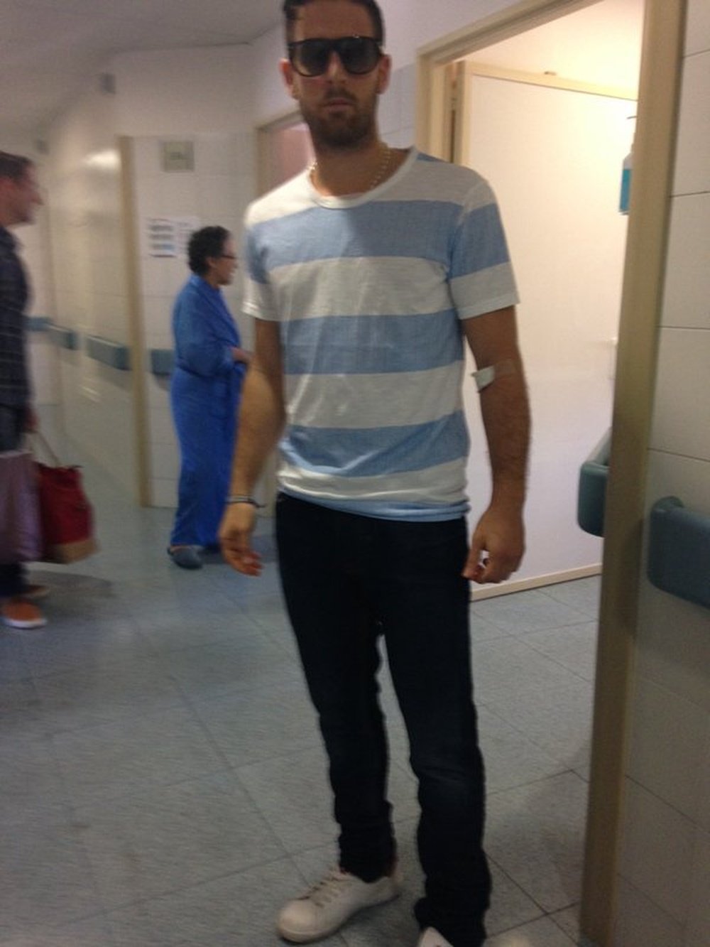 Samuel Galán, el jugador agredido en El Palo, a su salida del hospital en que estuvo ingresado una semana. AlhTCF