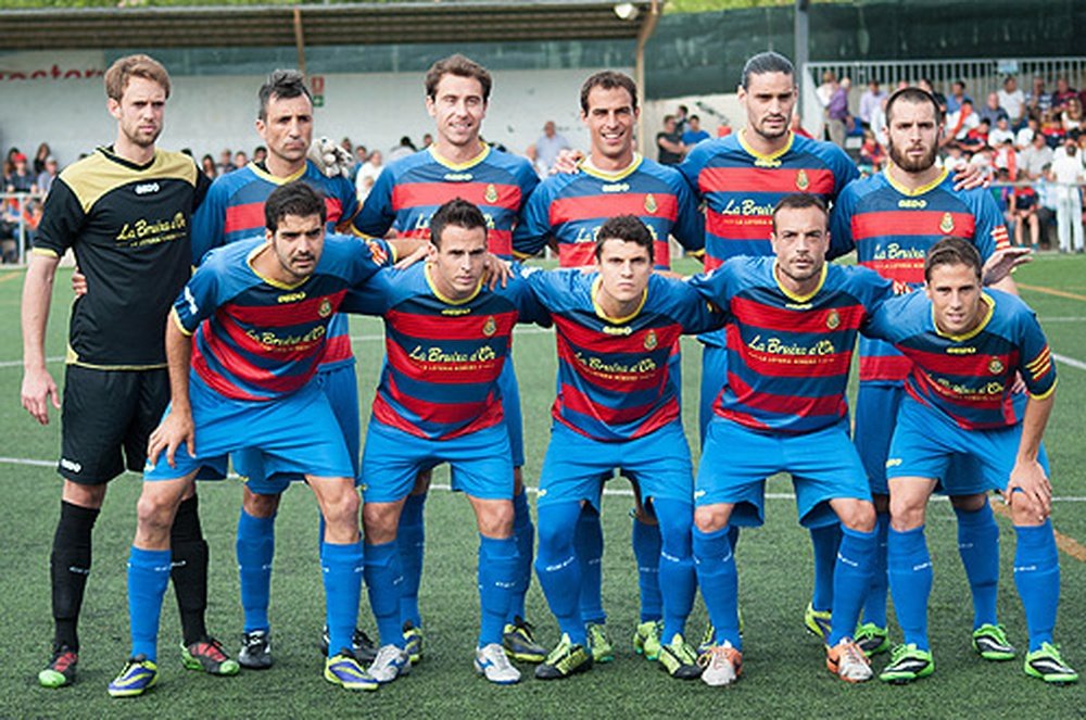 Aléxis Sánchez firma por el filial del Llagostera. Twitter