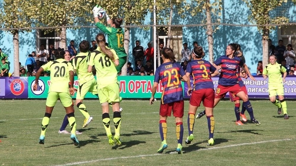 Sandra Paños salta para atrapar un centro a su área en el Biik Kazygurt-Barcelona de la Champions League Femenina. UEFA