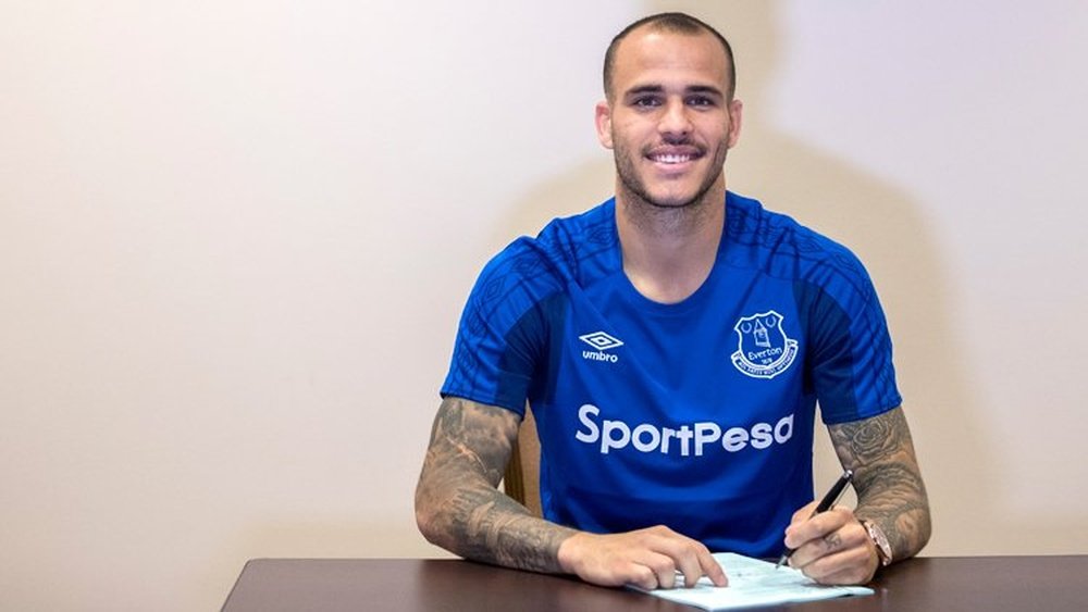 Sandro, firmando su nuevo contrato con el Everton. Everton