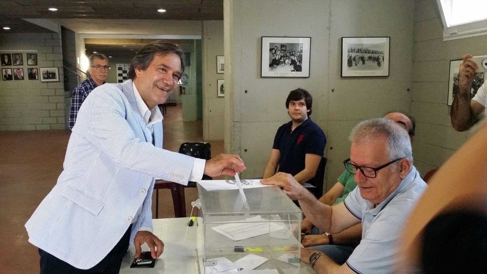 Ballesté ejerciendo su derecho al voto en las elecciones a presidente del LHospitalet. CELHOficial