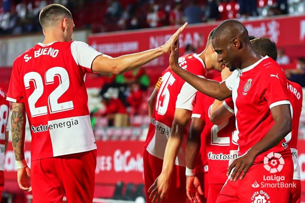 Santi Bueno y Mamadou Sylla celebran un gol en el Girona-Almería. EFE
