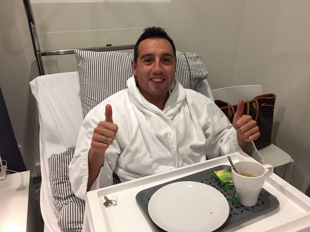 Santi Cazorla after his surgery. 19SCazorla