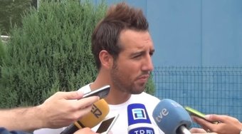 Santi Cazorla has put his latest injury behind him and has confirmed that he will be at the coach's disposal for the game against SD Huesca. The player admitted that he is no longer a child and that 