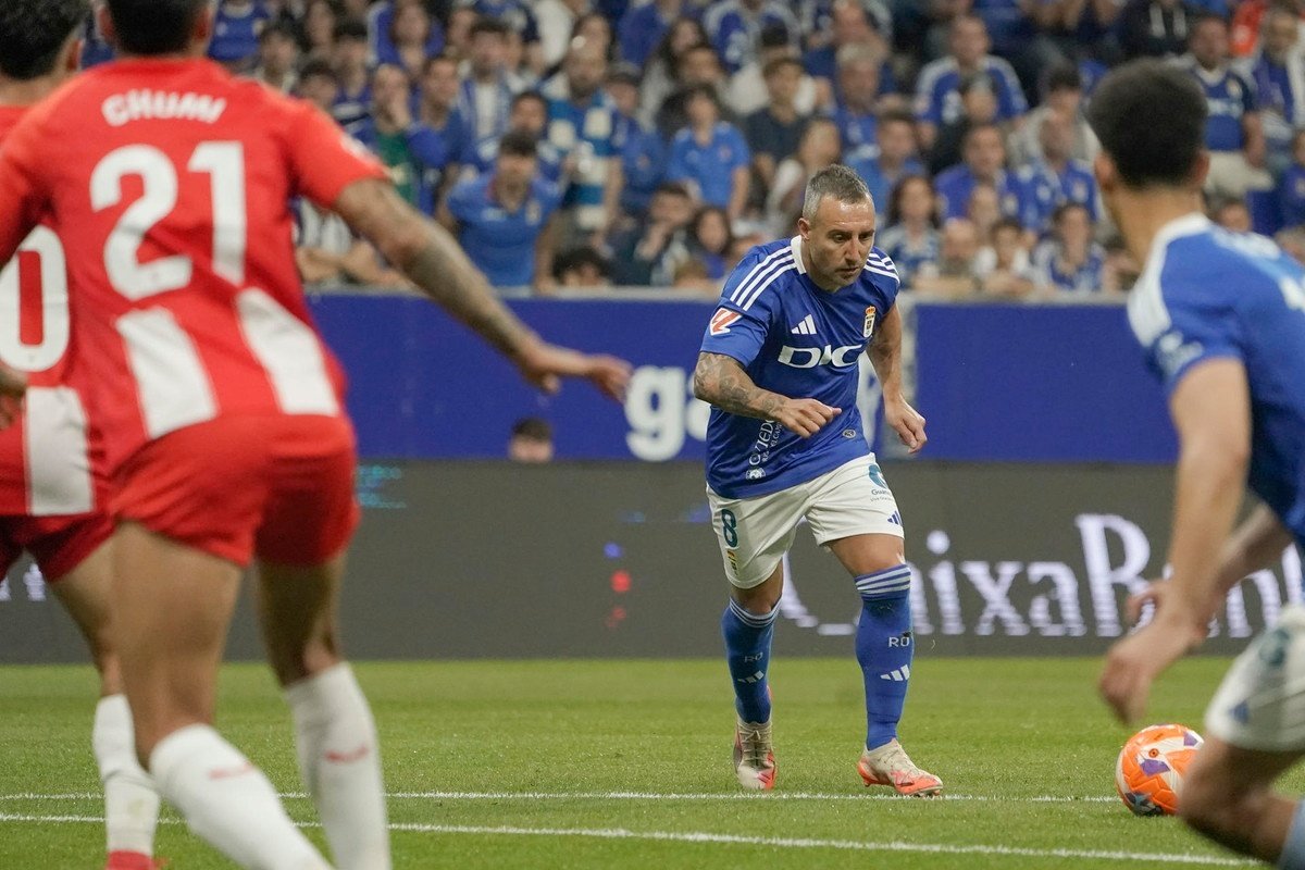 Santi Cazorla resucitó al Real Oviedo de falta y con la zurda. EFE