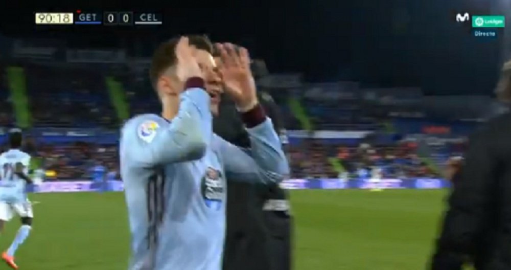 Santi Mina contestó a la grada. Captura/MovistarFutbol