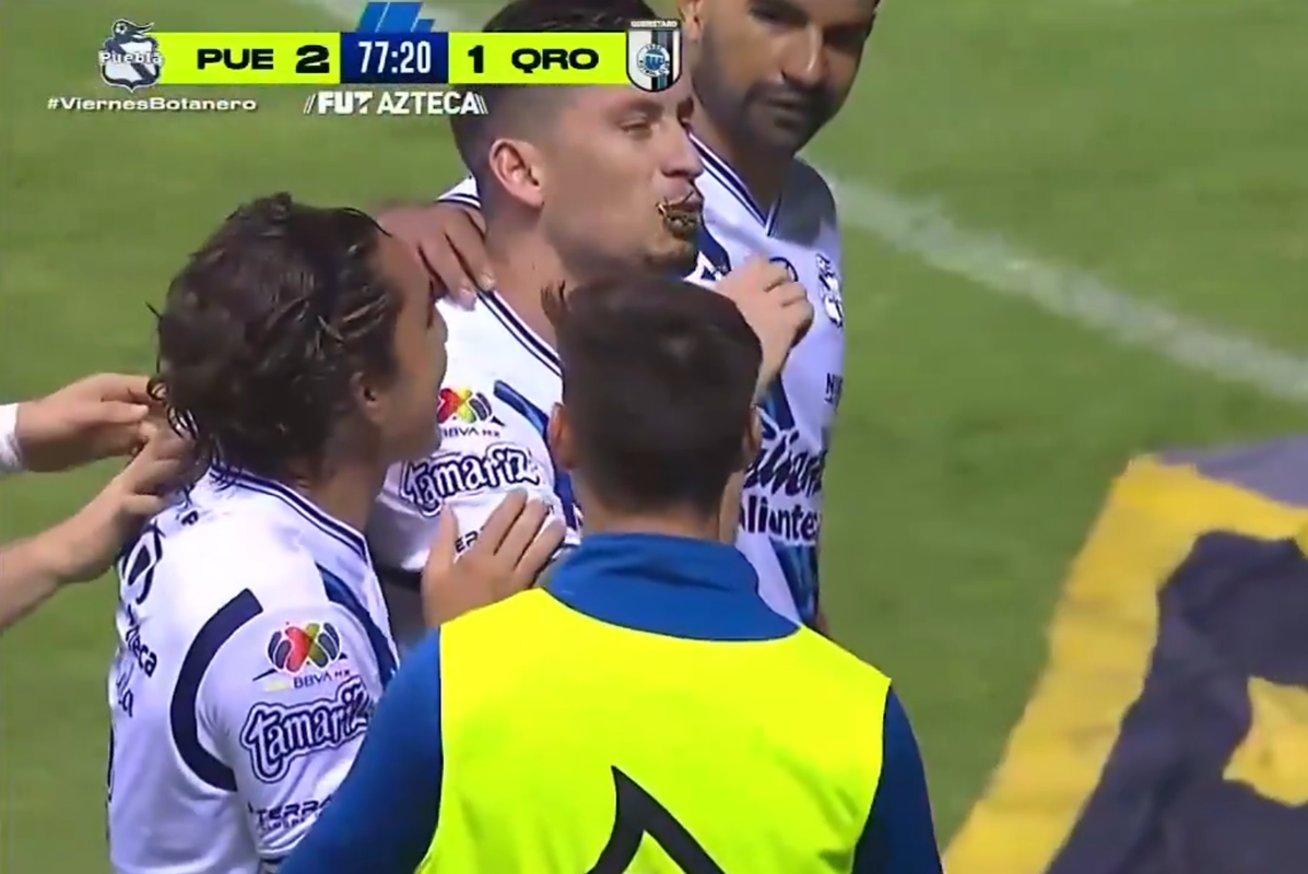 Santiago Ormeño se llevó la imagen de la jornada tras el penalti que convirtió para Puebla frente a Querétaro. El futbolista recogió césped del verde y se lo llevó a la boca.