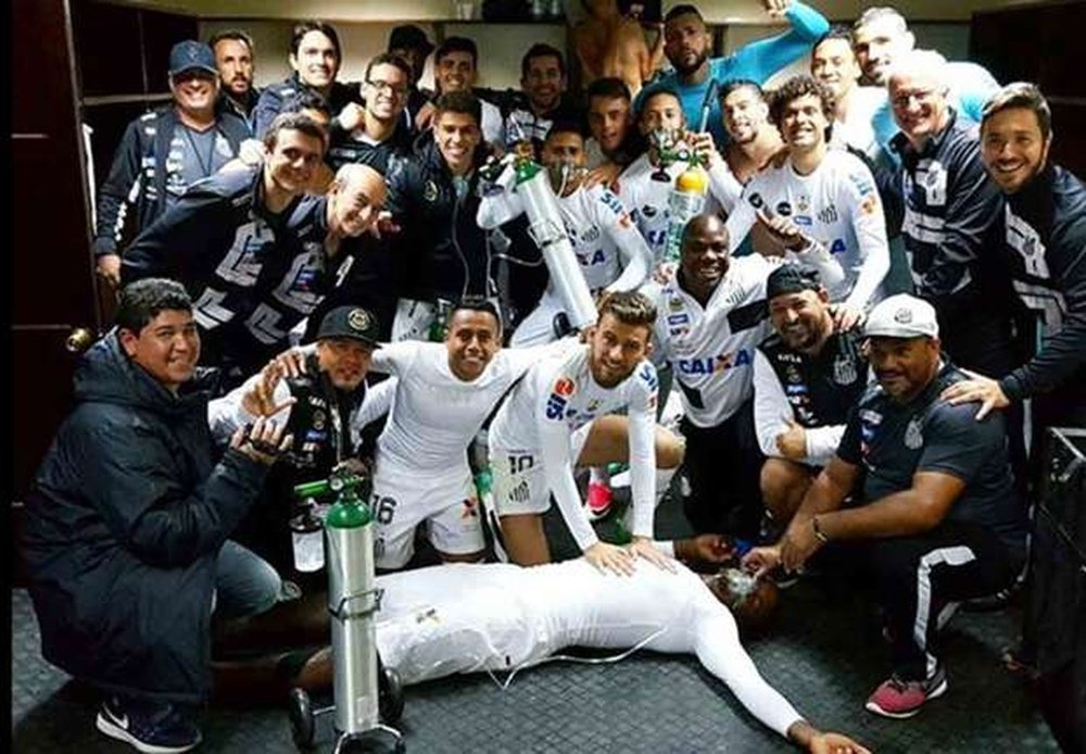 Santos celebró la clasificación con una polémica foto. ClubSantos