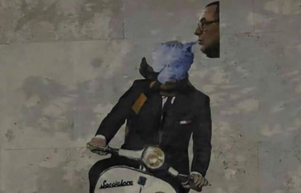 Borran la cara de Mourinho con otra de Sarri en un mural de Roma. Twitter/AliprandiJacopo