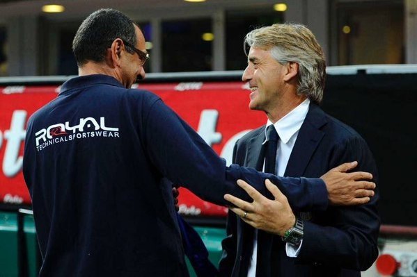 Sarri y Mancini se saludan durante un partido de Serie A. Twitter