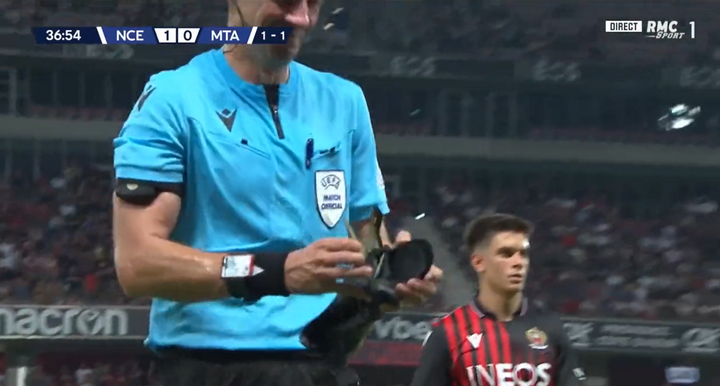 ¡Se paró el Niza-Maccabi porque al árbitro se le rompió el zapato!