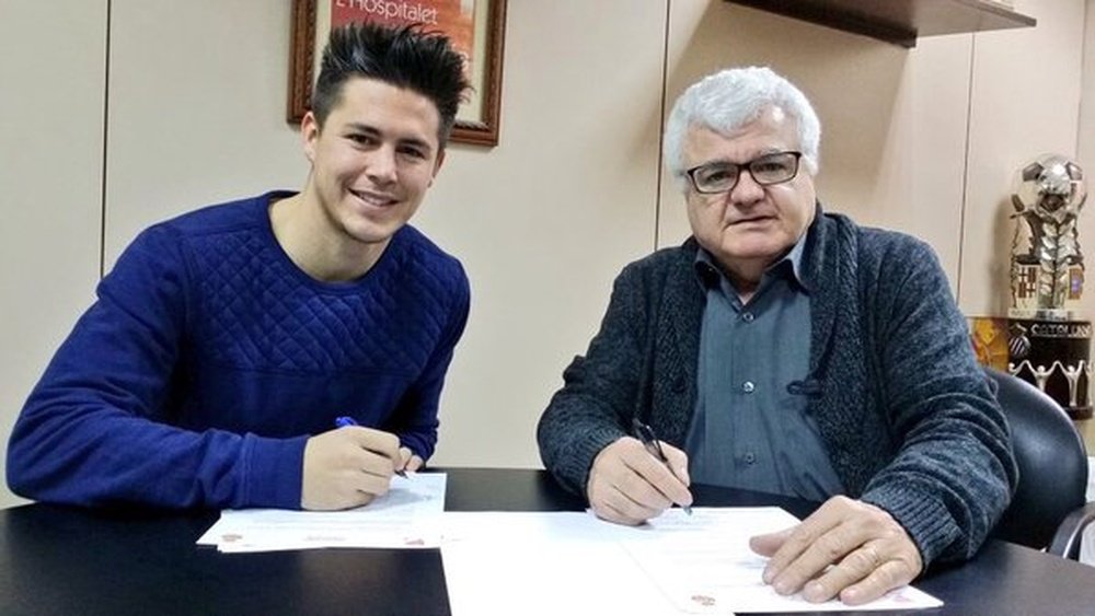 Sastre firma el contrato como nuevo jugador de L'Hospitalet. Twitter