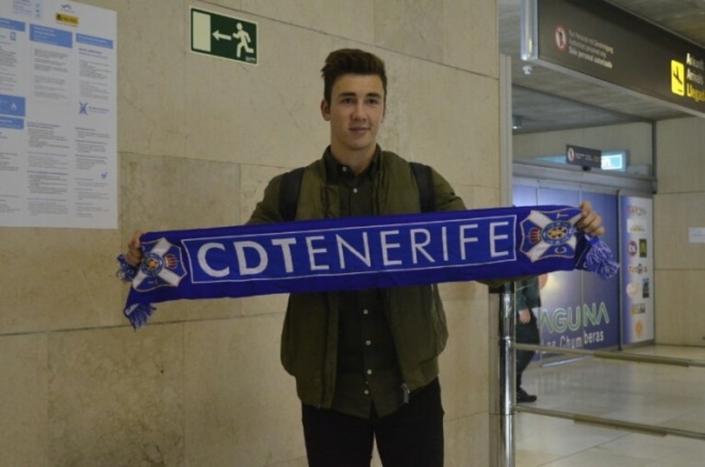 Saúl García, futbolista del Dépor cedido al Tenerife, a su llegad al aeropuerto de Los Rodeos. ClubDeportivoTenerife