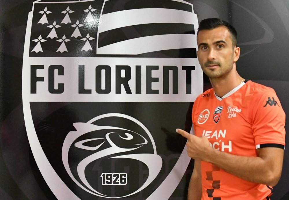 Saunier ha sido presentado con el Lorient. Twitter/FCLorient