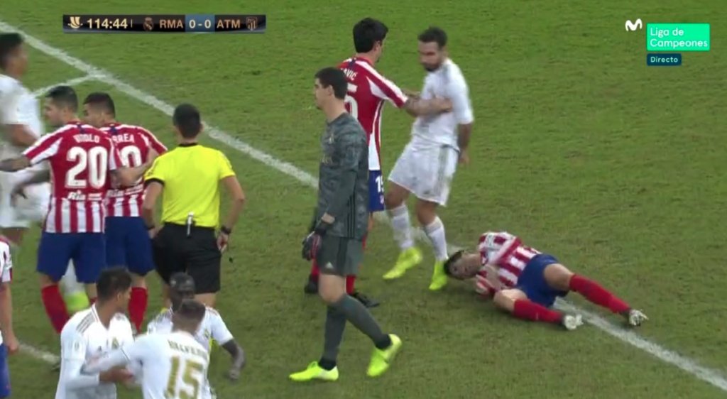 Morata se llevó un tremendo chichón tras el pisotón involuntario. Captura/MovistarLigadeCampeones