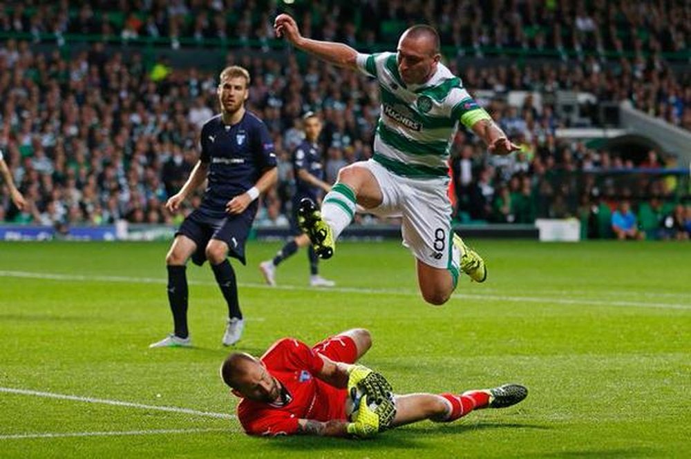 Scott Brown salta por encima de Johan Wiland en el partido de Fase Previa de Champions League que enfrentó a Celtoc y Malmo en Glasgow. Twitter