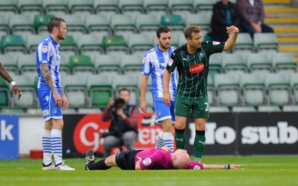 Susto para el árbitro del Plymouth-Colchester. SpheraSports