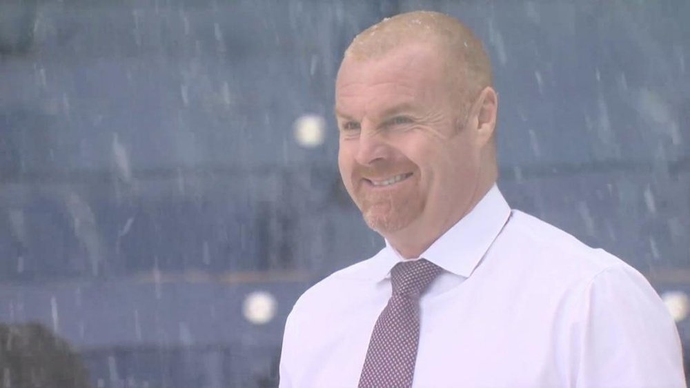 Sean Dyche, entrenador del Burnley, bajo la nevada que suspendió el partido. EFE
