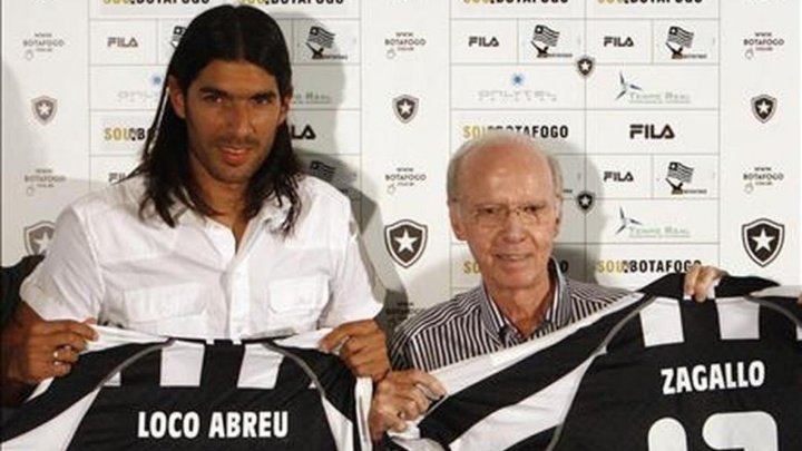 El 'Loco' Abreu reclama un millón de euros a Botafogo