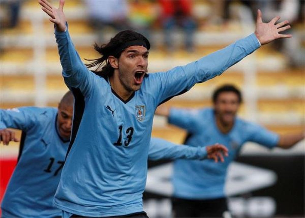 Sebastián Abreu celebra un tanto con la selección de Uruguay. Nacional