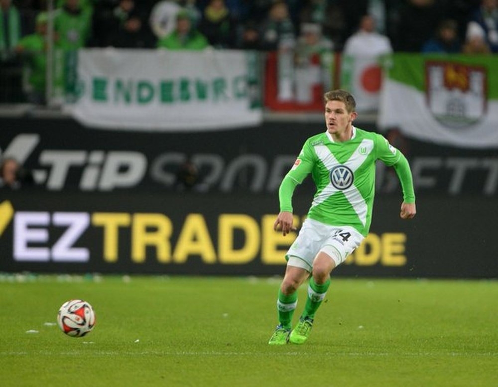 Sebastian Jung disputando un partido con el Wolfsburgo