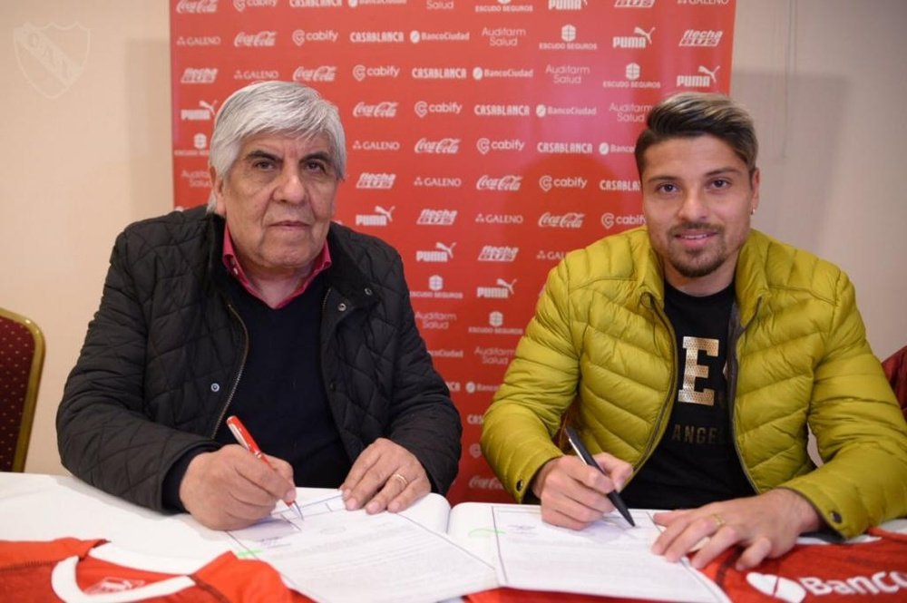Sebastián Palacios firma con Independiente. Twitter/Independiente
