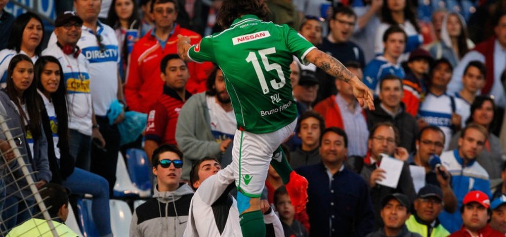 Sebastián Pol, futbolista del Audax Italiano, en el momento en el que agrede a un aficionado de la Universidad Católica de Chile. EFE