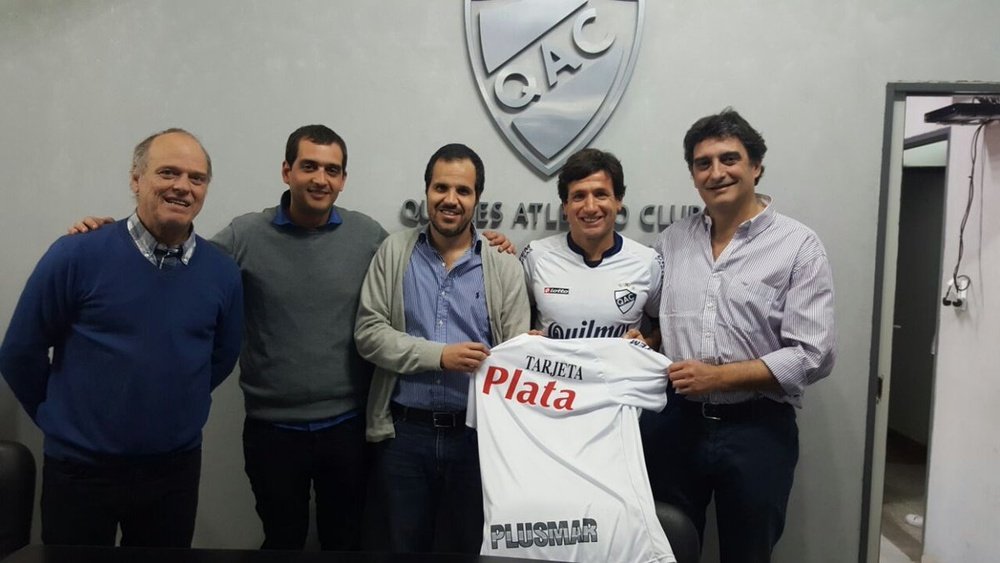 Sebastian Romero posa con la camiseta de Quilmes. QuilmesAC