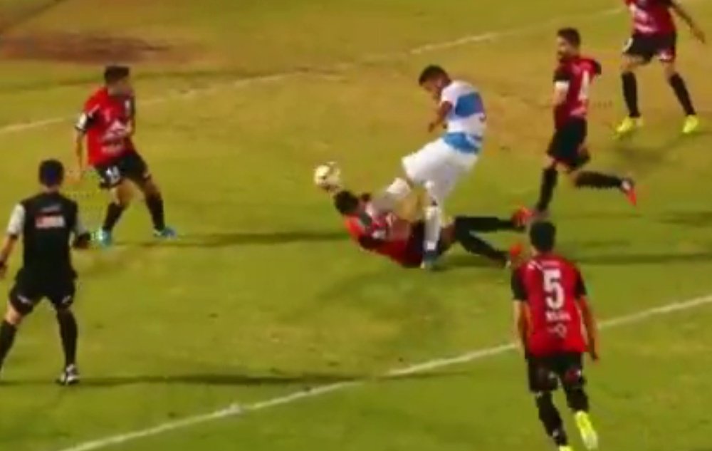Brutal patada en la cara a un jugador en la Copa Chile. Youtube