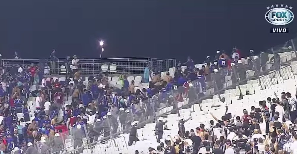 Los seguidores del conjunto chileno hicieron de las suyas en el estadio de Corinthians. FoxSports