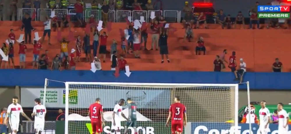 Quand les supporters indiquent les cages avec des flèches à leurs joueurs... Capture/SporTV