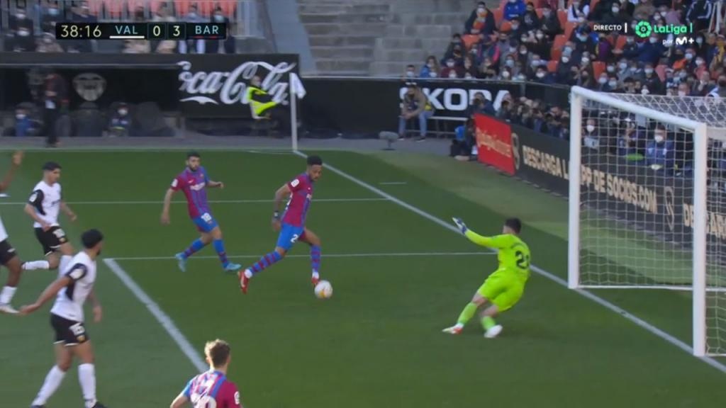 ï»¿Aubameyang put Barcelona 0-3 up in spite of Valencia protests