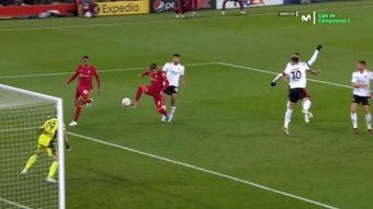 Firmino también anotó el tercero del Liverpool ante el Benfica. Captura/MovistarLigadeCampeones
