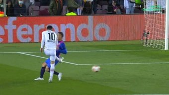 Kostic a frappé un gros coup sur la tête des Blaugranas. Capture/MovistarLigadeCampeones