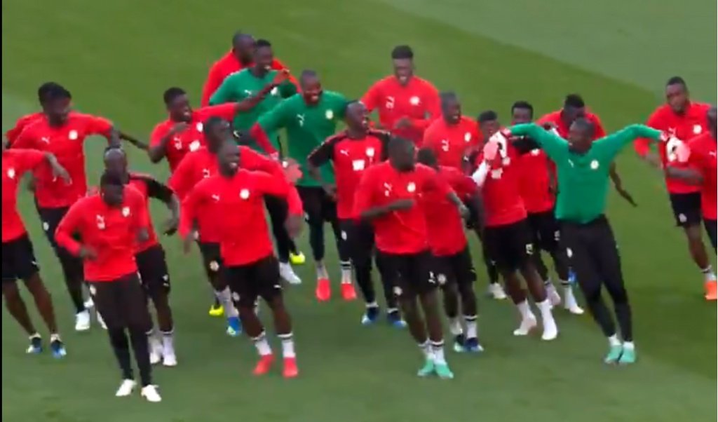 The Senegal squad enjoyed a dynamic warm-up. Captura