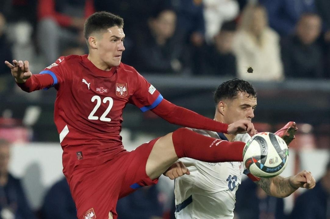 La Selección de Serbia se aferró a sus opciones de estar en la siguiente fase de la Liga de las Naciones tras derrotar por 2-0 a Suiza. Un tanto en propia puerta de Elvedi y un gol de Mitrovic dieron el triunfo a los balcánicos ante un combinado helvético que queda al borde de la eliminación.