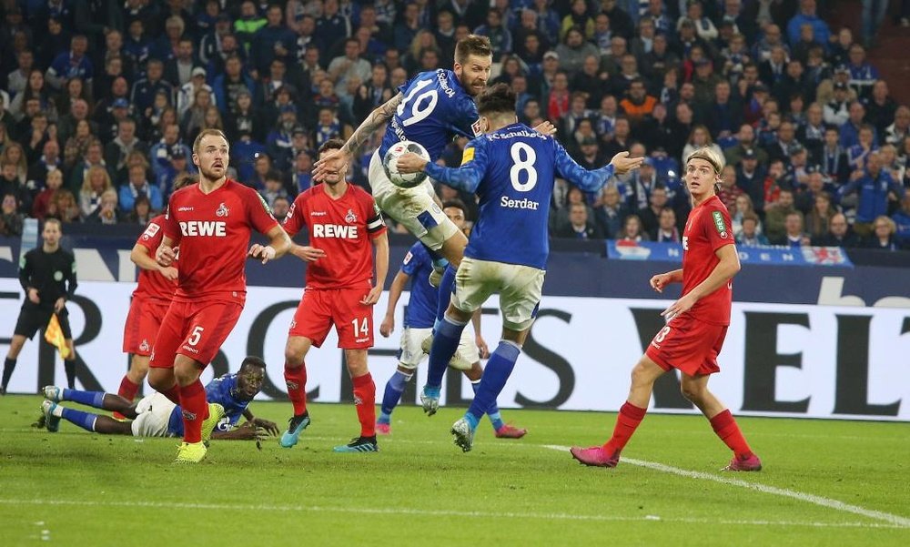 Un gol en el 91' deja cinco líderes en Alemania. Schalke04