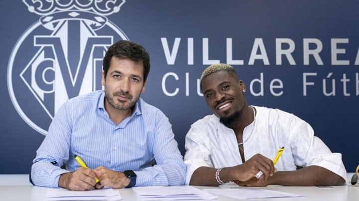 Aurier já é oficial no Villarreal: assina por um ano mais dois opcionais