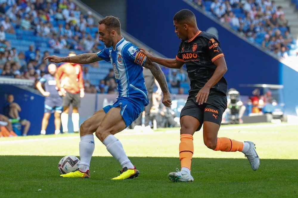 Sergi Darder(e) disputa a bola com Samuel Lino, durante o jogo Espanyol-Valencia.EFE