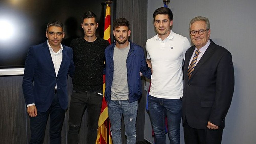 Sergi Guardiola (2i), posa para la foto con las otras incorporaciones invernales del Barça B. Twitter