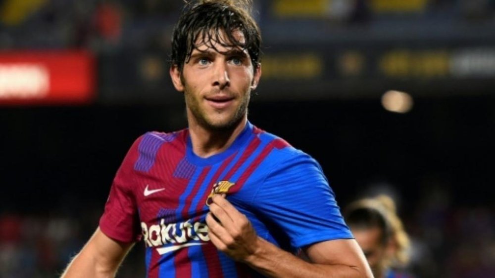 Sergi Roberto cree que el Barça está esperando a Xavi para decidir si renueva o no. AFP