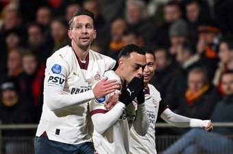 El PSV superó por la mínima (0-1) al Go Ahead Eagles en la 25ª fecha de la Eredivisie. Sergiño Dest rompió la igualdad y el conjunto de Peter Bosz se queda con 13 puntos de ventaja sobre el Feyenoord con 1 partido más. Además, sigue sin perder en la presente campaña.