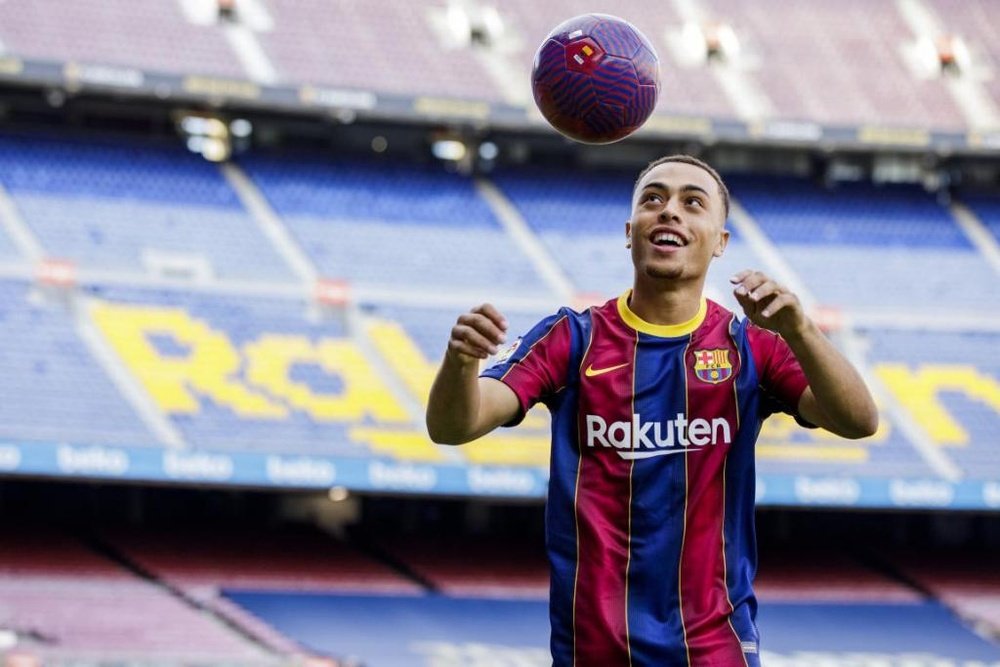 Officiel : Barcelone officialise l'arrivée de Sergiño Dest. BeSoccer